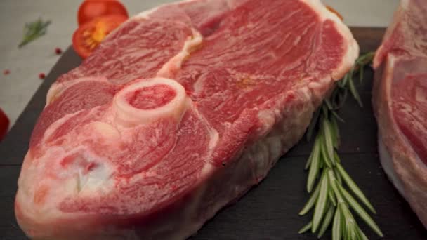 Syrový hovězí steak s kořením a koření zblízka — Stock video