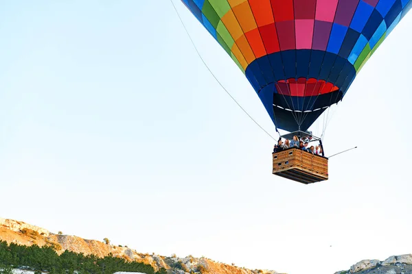 Flerfärgad luftballong i klarblå himmel — Stockfoto