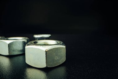 Siyah arkaplanda metal fındık kapat