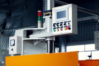 Kablo fabrikasındaki kontrol paneli sistemi