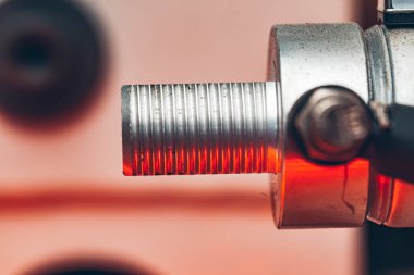 Kablo fabrikasındaki üretim ekipmanlarını kapat