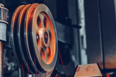 Bir fabrikada kablo üretimi süreci