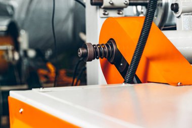 Kablo fabrikasındaki metal üretim ekipmanları.