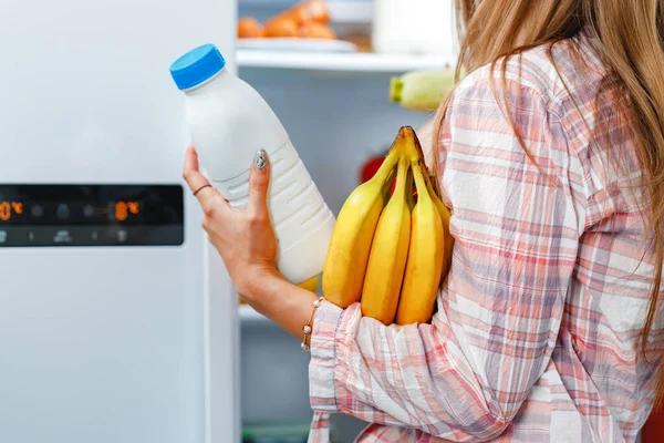 Primer plano de una mujer abriendo la puerta del refrigerador — Foto de Stock
