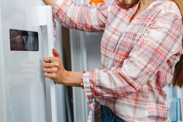Primer plano de una mujer abriendo la puerta del refrigerador — Foto de Stock
