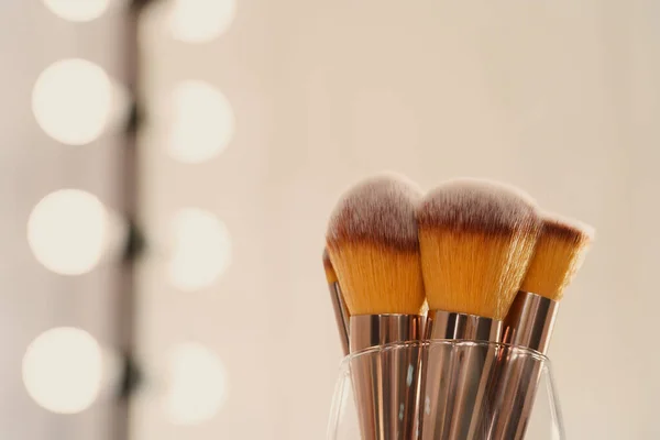 Trucca le spazzole. Il concetto di bellezza. Sfondo chiaro. — Foto Stock