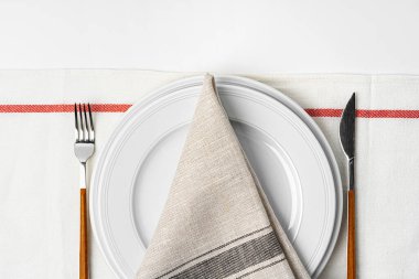 Çatal, bıçak ve havlu tabağı. Beyaz arkaplanda izole.