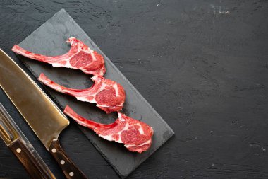 Koyu arkaplanda çiğ kuzu kaburgası