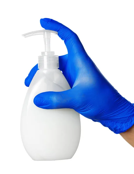 Mavi eldivenli kişi beyaz arka planda izole edilmiş bir sabun şişesi tutuyor.. — Stok fotoğraf
