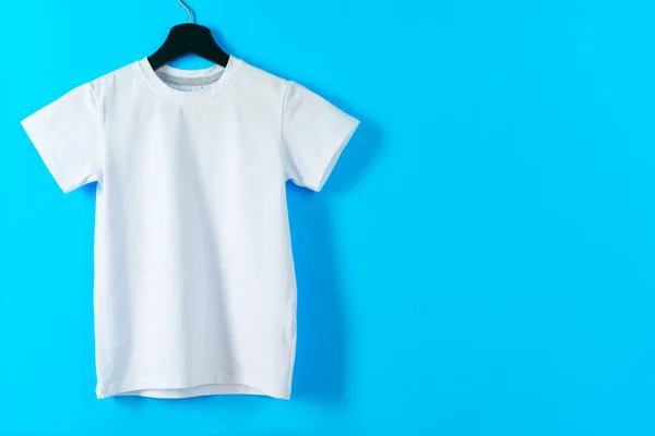 T-shirt di colore bianco con spazio copia per il tuo design — Foto Stock