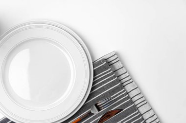 Çatal, bıçak ve havlu tabağı. Beyaz arkaplanda izole.