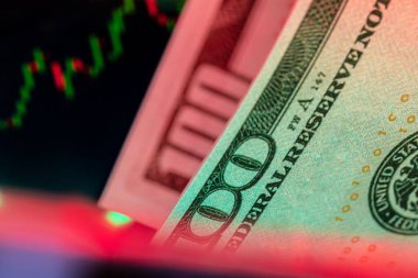 Fiyat tablosu olan bir monitörün önünde dolar. Eski ve ticaret.