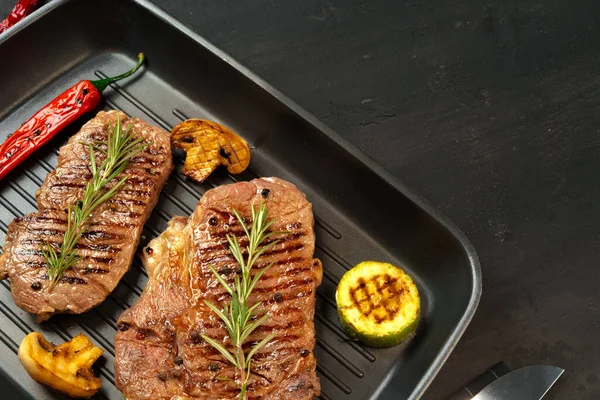 Rundsteaks met groenten op grillpan — Stockfoto