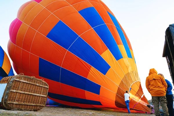 Primo piano della mongolfiera prepararsi per il volo — Foto Stock