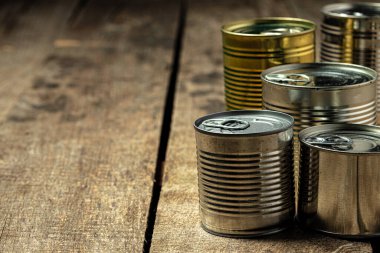 Masada yemek olan teneke kutular..