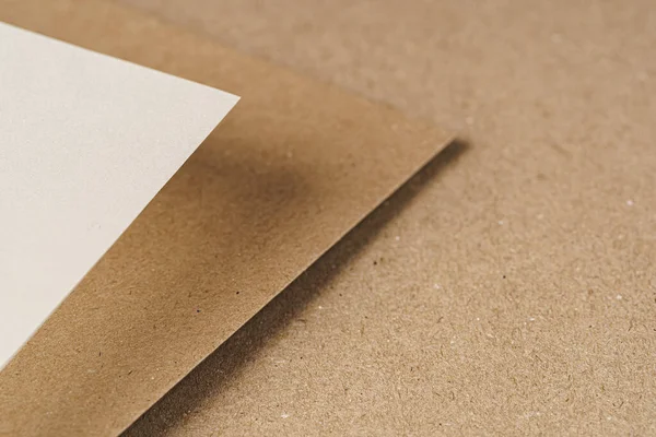 Feuilles de papier carton recyclé marron fermer — Photo