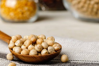 Masanın üzerinde kuru fasulye ve tahta kaşıklar.