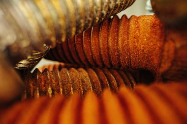 Birçok metal vida beton kapalı