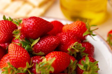 Tabağı taze çilekle kapat.