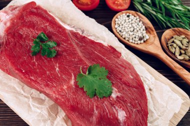 Kahverengi tahta üzerinde çiğ et filetosu.