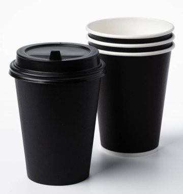 Beyaz arka planda izole edilmiş kağıt kahve fincanları