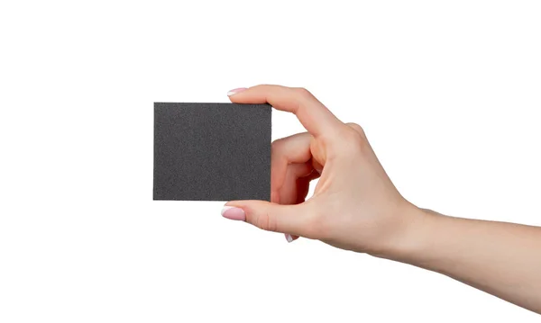Женщина держит черную визитку на белом фоне — стоковое фото