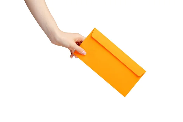 Kvinnlig hand med manikyr innehav kuvert isolerad på vit — Stockfoto