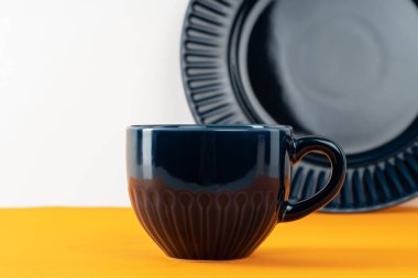 Kağıt arkaplanda parlak yeni seramik bulaşık takımı