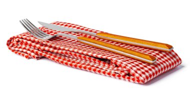 Havluda çatal ve bıçak seti. Beyaz arkaplanda izole.