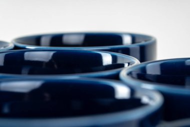 Mutfak tezgahında seramik mavi çanak çömlek.