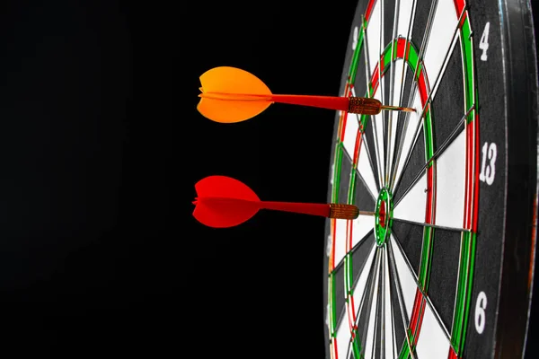 Dartboard σε μαύρο σκούρο φόντο από κοντά — Φωτογραφία Αρχείου