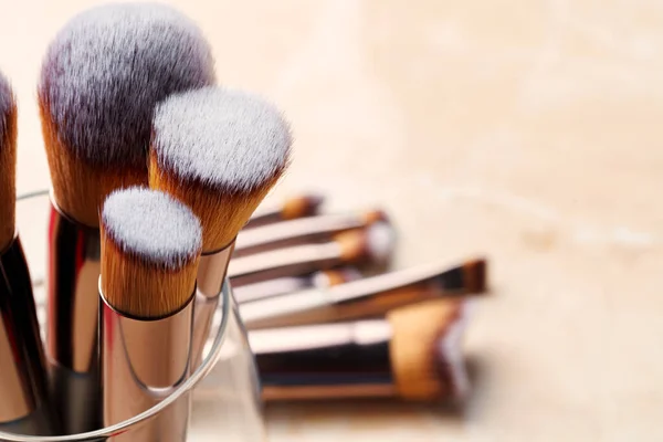 Cosmética decorativa y herramientas en tocador en sala de maquillaje — Foto de Stock