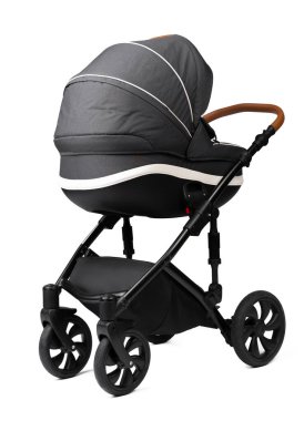 Bebek arabası beyaz arka planda izole edilmiş.