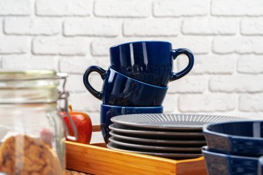 Klasik mavi boş seramik çay fincanı mutfak masasında.