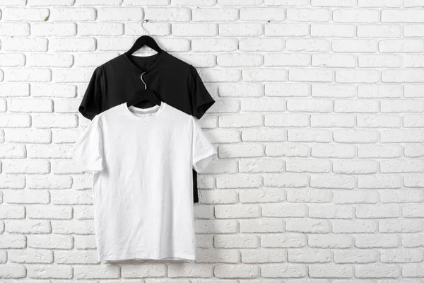 Schwarz-weiße Farbe zwei einfache T-Shirts — Stockfoto