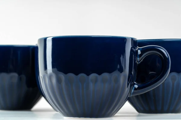 Stoviglie semplici in ceramica blu sul bancone della cucina — Foto Stock
