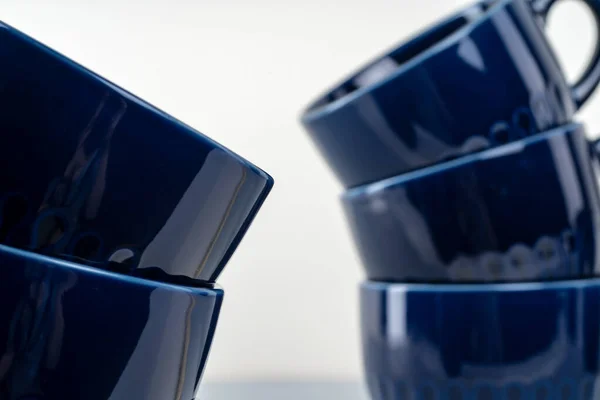 Stoviglie semplici in ceramica blu sul bancone della cucina — Foto Stock