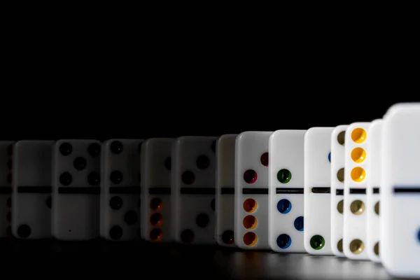 Domino oyunu. Siyah masadaki dominolar — Stok fotoğraf