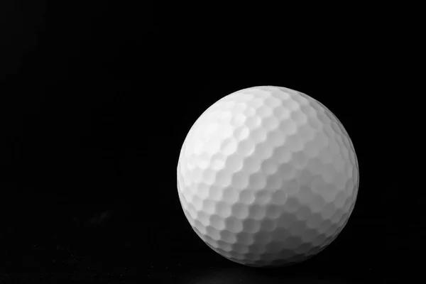Pelota de golf de cerca sobre fondo negro —  Fotos de Stock