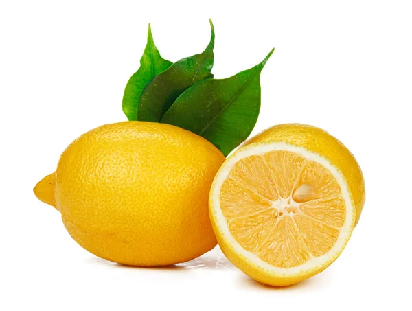 Frutto di limone tritato isolato su sfondo bianco — Foto Stock