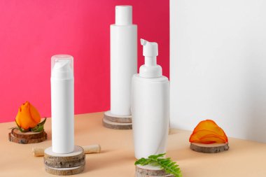 Kopya alanı olan beyaz plastik kozmetik kaplar