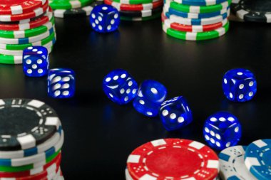 Zarlar ve cipsler siyah masaya yakın.