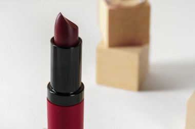 Koyu kırmızı yeni ruj kabı. Yakın çekim.