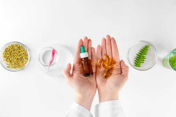 Membuat suplemen makanan herbal di lab dengan daun tanaman. Konsep kesehatan dan kecantikan — Stok Foto