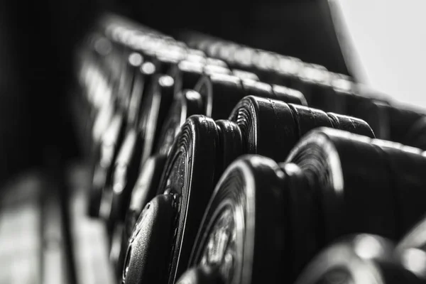 Sportuitrusting in de sportschool. Minibellen van verschillend gewicht van dichtbij — Stockfoto