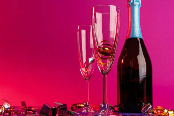 Champagne bril met party tinsel op heldere achtergrond — Stockfoto
