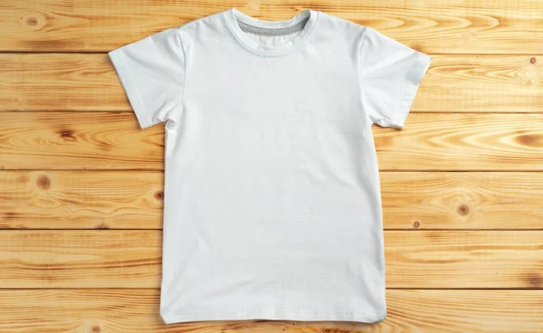 デザインのコピースペース付きホワイトカラーTシャツ — ストック写真