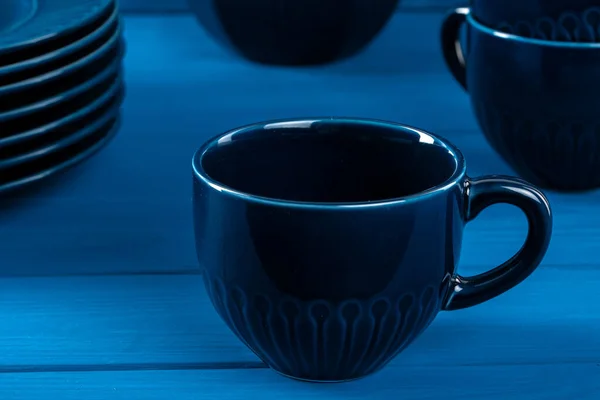 Tazza di caffè in ceramica blu scuro sul tavolo — Foto Stock