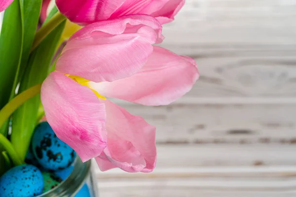 Żywe pisanki z kwiatami w szklanym słoiku z bliska, obcięty obraz — Zdjęcie stockowe