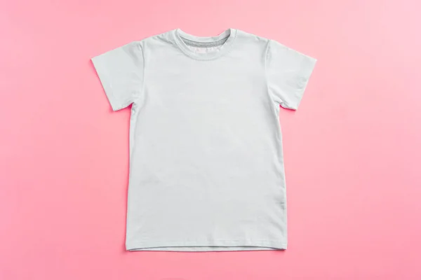 Camiseta de color blanco con espacio de copia para su diseño — Foto de Stock